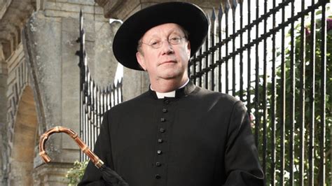  Father Brown un giallo avvincente con un sacerdote detective dal cuore d'oro!