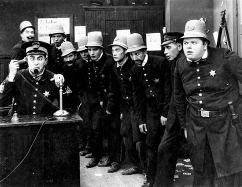  Keystone Kops! -  Un vortice di caos e gag sgangherate che trascenderanno il tempo con la comicità senza tempo di Roscoe Fatty Arbuckle!